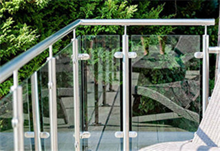 steel_post_glass_railing1